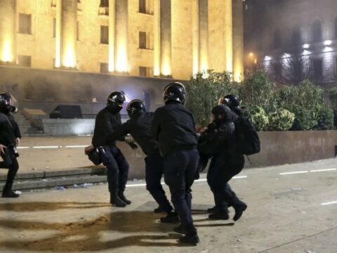 Tbilisidə etiraz aksiyaları zamanı 58 polis əməkdaşı xəsarət alıb