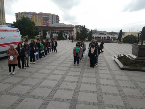 İmtahan keçirilən binaların birinin arxa pəncərəsindən 2 nəfər kənar şəxs daxil olmağa cəhd edib