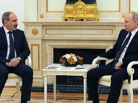 Putin Paşinyanla telefonla danışdı