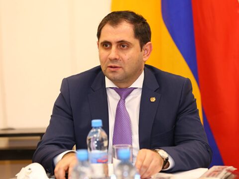 Ermənistanın müdafiə naziri bahalı mənzilindən danışdı