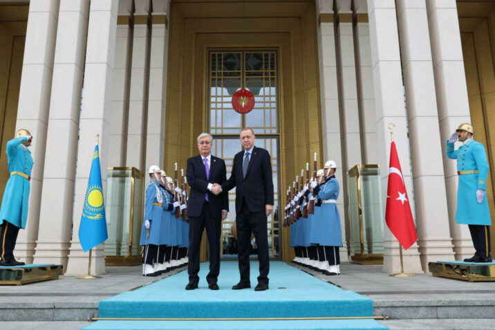Ərdoğan Tokayevlə görüşüb Ərdoğan Tokayevlə görüşüb