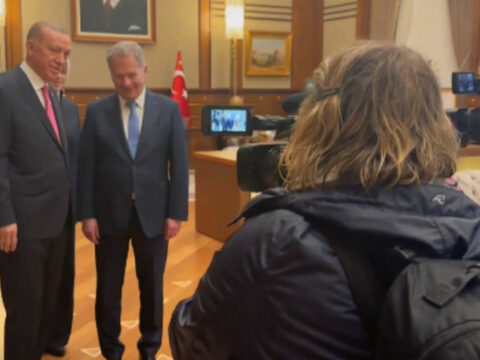 Ərdoğan yağışda islanan finlandiyalı jurnalistə ayaqqabı hədiyyə etdi