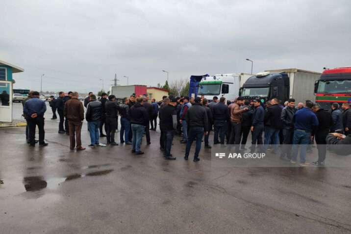 İranda TIR-lardan rüşvət tələbinə görə Naxçıvanda yanacaq qıtlığı yarana bilər – VİDEO/FOTO İranda TIR-lardan rüşvət tələbinə görə Naxçıvanda yanacaq qıtlığı yarana bilər – VİDEO/FOTO