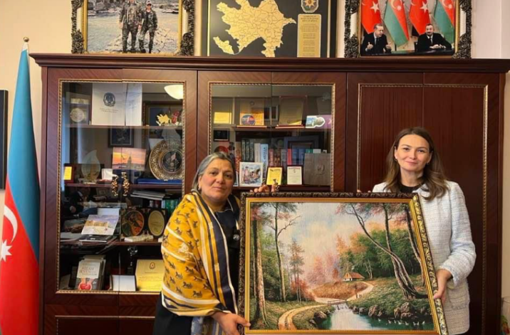 Qənirə Paşayeva şəhid Ramin Quliyevin anası ilə görüşüb Qənirə Paşayeva şəhid Ramin Quliyevin anası ilə görüşüb
