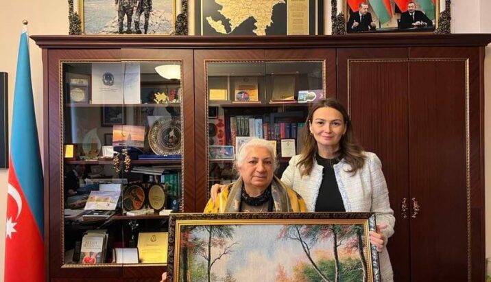 Qənirə Paşayeva şəhid Nicat Mustafayevin anası ilə görüşüb Qənirə Paşayeva şəhid Nicat Mustafayevin anası ilə görüşüb