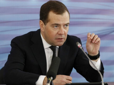 Medvedev Haaqa məhkəməsini hədələdi: “Birbaşa binaya raket ata bilərik”