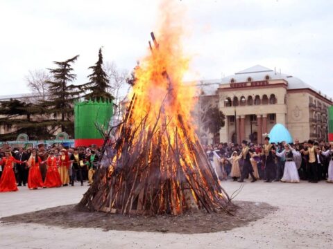 Tanınmışlar bayramı necə qeyd edir… – “İmkanım olsaydı, mən də restorana gedərdim”