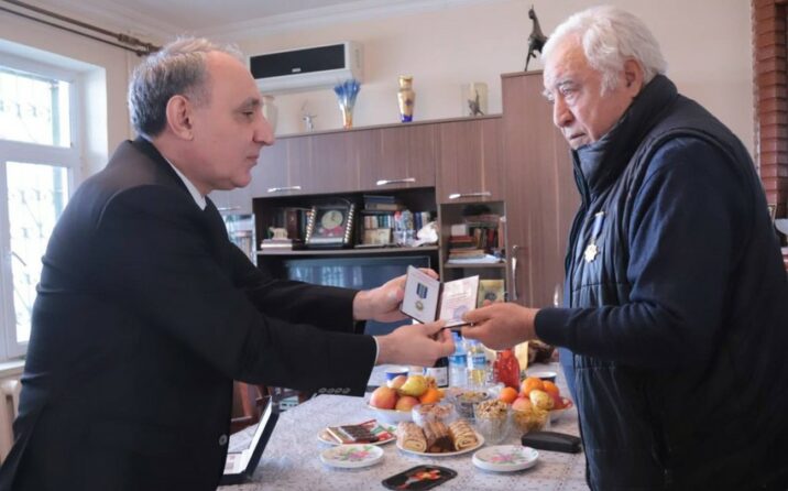 Kamran Əliyev İlyas İsmayılova medal təqdim etdi Kamran Əliyev İlyas İsmayılova medal təqdim etdi