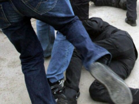 240 manata görə döyüb təhdid etdi: “Qulağını kəsərəm”