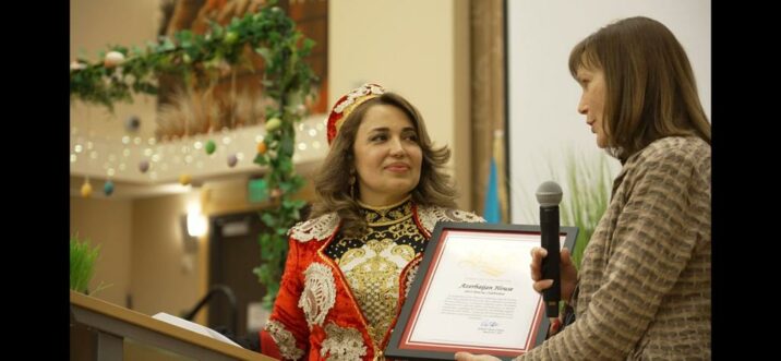 Senator Azərbaycan Evinə sertifikat verdi Senator Azərbaycan Evinə sertifikat verdi