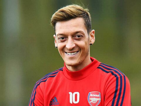 Mesut Özil karyerasını başa vurdu