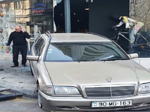 Bakıda “Mercedes” ticarət mərkəzinə girdi – FOTO