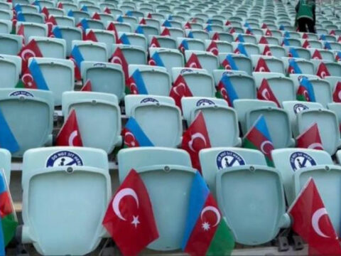 Bakı Olimpiya Stadionu Azərbaycan və Türkiyə bayraqları ilə bəzədilir