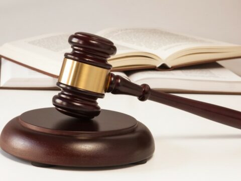 Bakıda 1 yaşlı körpəsini qətlə yetirməkdə təqsirləndirilən qadının məhkəməsi başlayıb