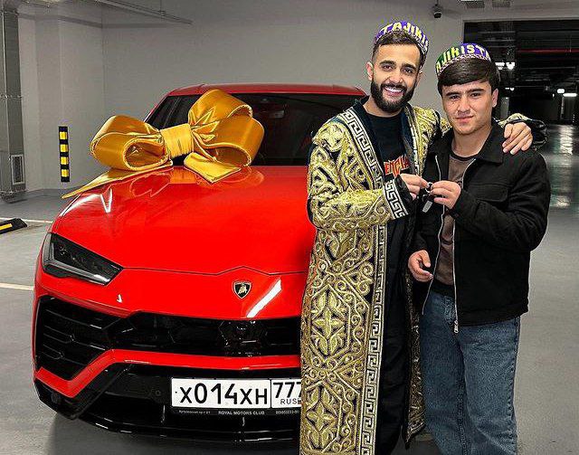 Azərbaycanlı bloger izləyicisinə 30 milyonluq maşın hədiyyə etdi Azərbaycanlı bloger izləyicisinə 30 milyonluq maşın hədiyyə etdi
