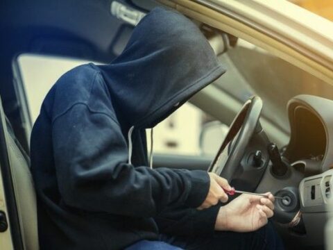 Avtosalonun qarşısından “Hyundai” markalı avtomobil qaçırıldı