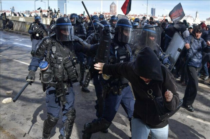 Fransız polisi mərakeşli jurnalistə irqçi şüar səsləndirib: “Qayıt ölkənə” Fransız polisi mərakeşli jurnalistə irqçi şüar səsləndirib: “Qayıt ölkənə”