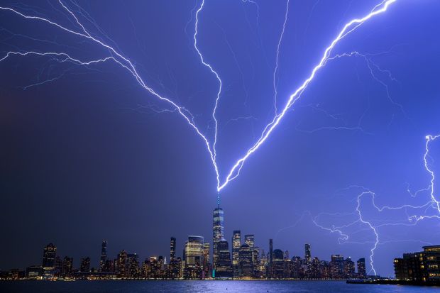 ABŞ-nin ən hündür binasını ildırım vurdu – VİDEO
