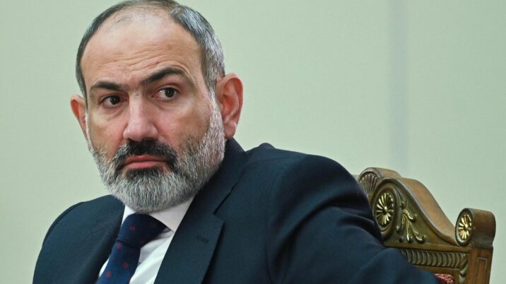 Paşinyana çətir atan qadından XƏBƏR VAR Paşinyana çətir atan qadından XƏBƏR VAR