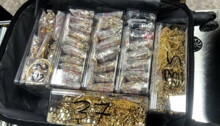 İstanbuldan Bakıya gələn sərnişində 17 kq qızıl aşkar edildi İstanbuldan Bakıya gələn sərnişində 17 kq qızıl aşkar edildi