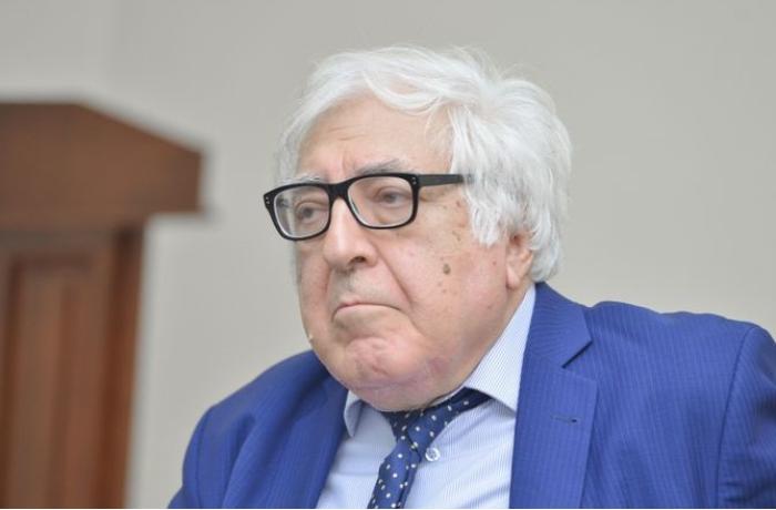 “Daha ziyalılarımızdan belə şeylər heç uman da yoxdur, onlar da papağını yan qoyub gəzir…”