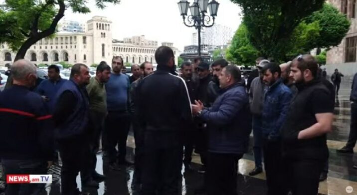 Göyçədə ölən əsgərlərin ailələrindən hökumət binası qarşısında AKSİYA