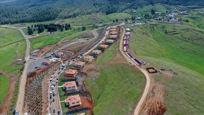 Türkiyədə yaşayış evləri zəlzələdən zərərçəkənlərə təhvil verilir