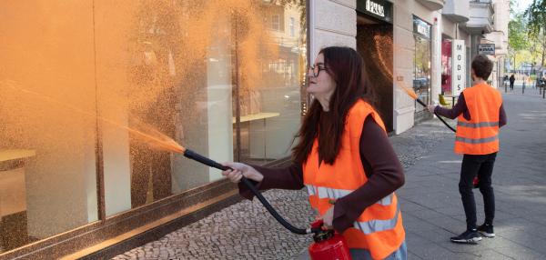 Ekoaktivistlər brend mağazalara boya tökdü 
