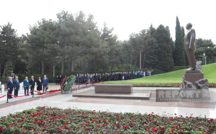 “Müstəqil Azərbaycanın memarı” adlı tədbirin iştirakçıları Heydər Əliyevin məzarını ziyarət ediblər