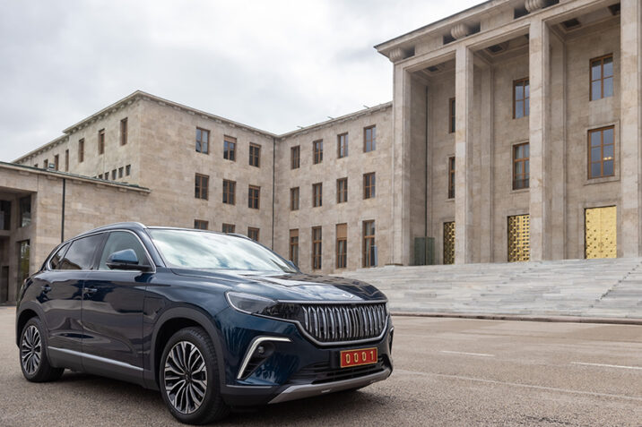 Şentop TÜRKPA spikerlərini “Togg”a mindirdi