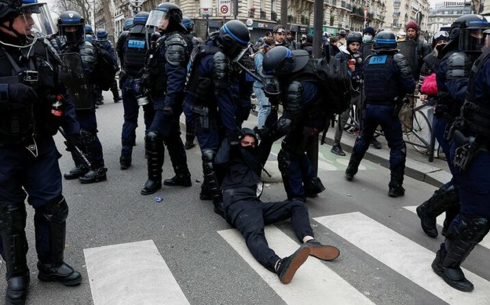 Parisdə 1 May nümayişi zamanı polis gözyaşardıcı qazdan istifadə edib Parisdə 1 May nümayişi zamanı polis gözyaşardıcı qazdan istifadə edib