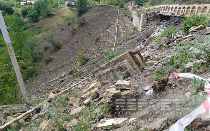Yardımlıda torpaq sürüşməsi olub, yolda hərəkət məhdudlaşıb