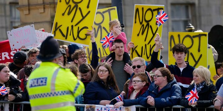 “Kraliça bir çoxları üçün monarxiyanın rəmzi olub, ondi o, yoxdur, daha monarxiyanı müdafiə edə bilmir…”