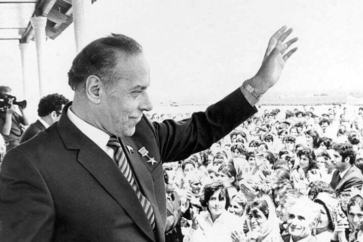 Heydər Əliyevi canlı edən onun hakim partiya, hökumət və dövlət birincisi olması deyil, sadə xalqın Öndəri olmasıdır…