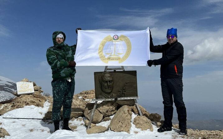 Məhkəmənin vəzifəli şəxsləri “Heydər zirvəsi”nə yürüş ediblər Məhkəmənin vəzifəli şəxsləri “Heydər zirvəsi”nə yürüş ediblər