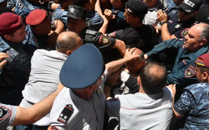 Ermənistanda bir qrup insan 44 günlük müharibənin nəticələrinə görə aksiya keçirir Ermənistanda bir qrup insan 44 günlük müharibənin nəticələrinə görə aksiya keçirir