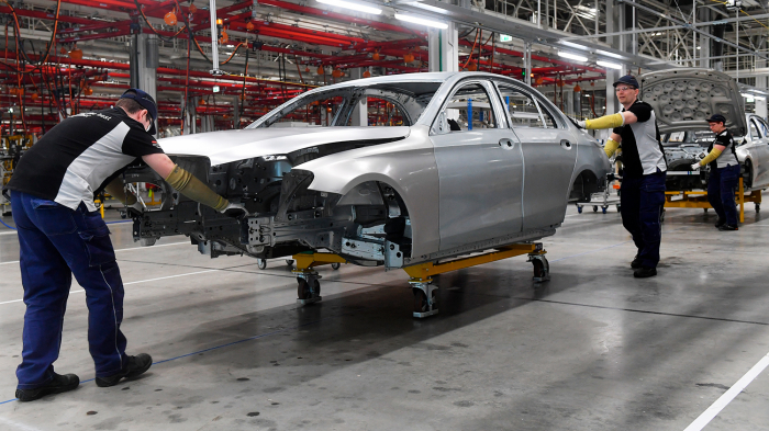 “Mercedes”in zavoduna silahlı hücum – Ölənlər var