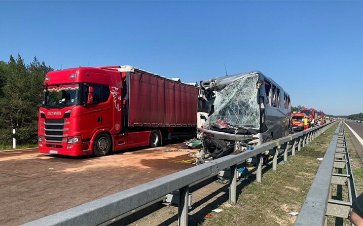 Zambiyada avtobus və yük maşını toqquşub, 20-dən çox adam ölüb
