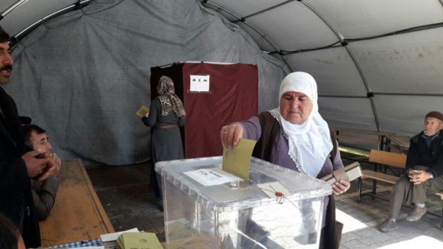 Zəlzələ bölgəsinin sakinləri belə səs verir