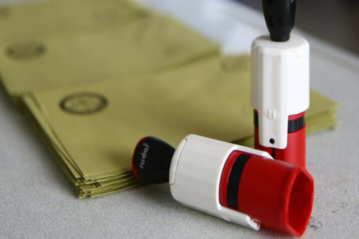 Türkiyədə siyasətçilər səs verir