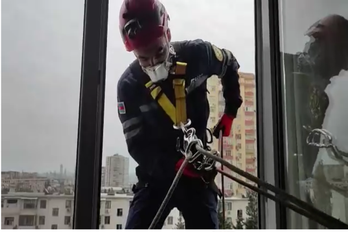 Xilasedicilər köməksiz vəziyyətdə qalan vətəndaşa yardım edib