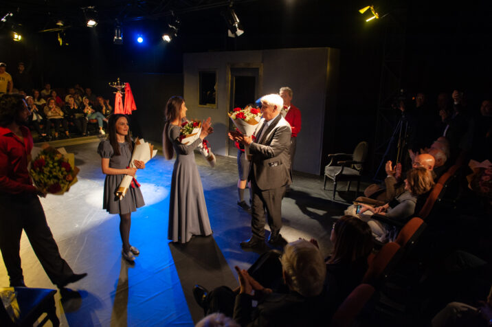 Kamal Abdullanın “Bir, iki – bizimki!” pyesi əsasında hazırlanan tamaşa nümayiş olundu