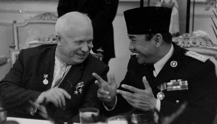 Xruşovun Cakarta səfəri – Qromıkodan fərqli olaraq o, üfunətli durian delikatesini axıracan yeyib