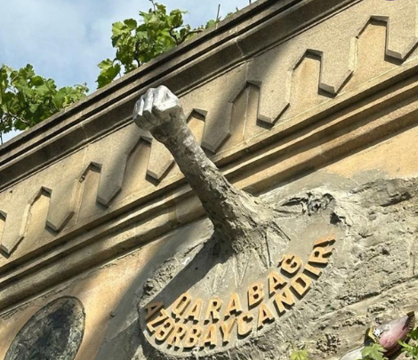 İçərişəhərdə divara quraşdırılmış daş yumruq GÖTÜRÜLDÜ