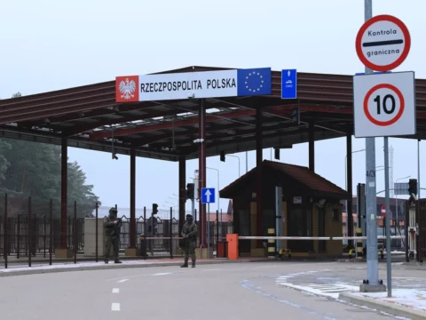 Polşa Rusiya və Belarusdan olan yük maşınlarına sərhədini bağlayır