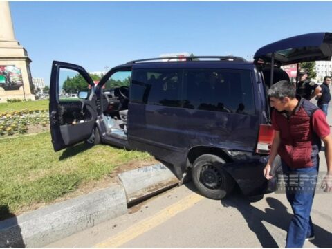 Gəncədə sərnişinləri hava limanına aparan mikroavtobus qəzaya düşüb