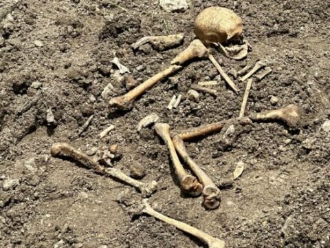 Kütləvi məzarlıqlardan 400-dən artıq insan meyit qalıqları aşkarlanıb