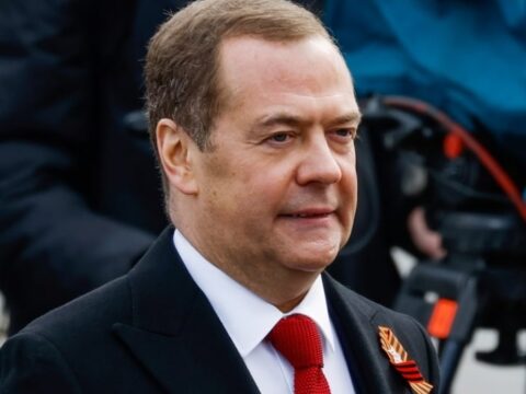 Medvedev Rusiyada Putinə və ölkəni qanlı savaş girdabına düçar edənlərə alternativ görmür…