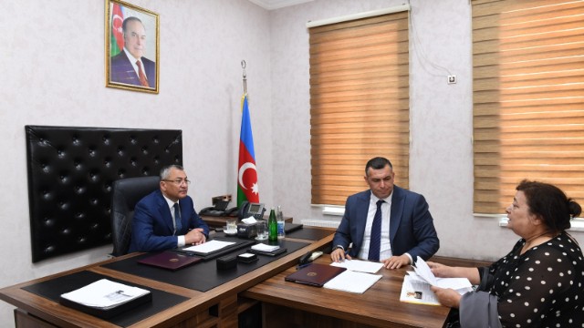 Rövşən Rzayev vətəndaşları qəbul etdi – FOTOLAR