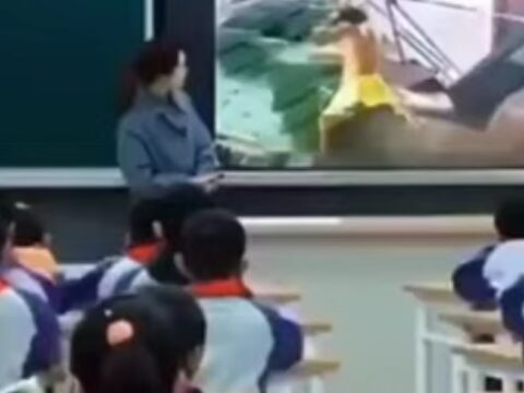 Müəllimin şagirdlərə göstərdiyi görüntülər gündəm oldu